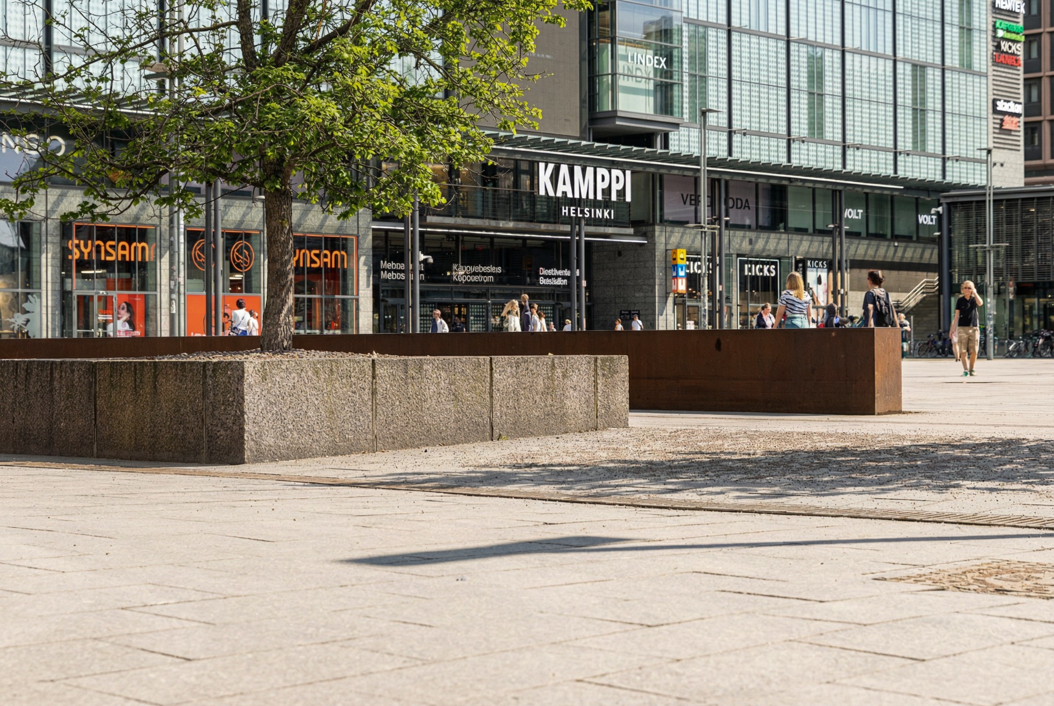 Referenssit Kampin aukion Arctic Red -graniitti